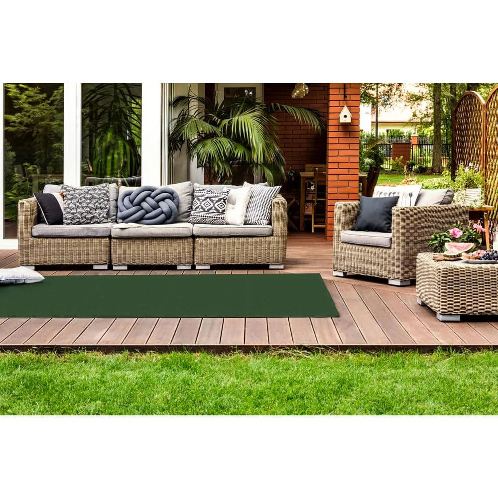 Vantage 6 ft. x 100 ft. Ivy Green Artificial Grass Carpet by TrafficMaster 4 Vantage 6 ft. x 100 ft. Ivy Green Artificial Grass Carpet by TrafficMaster - Image 3